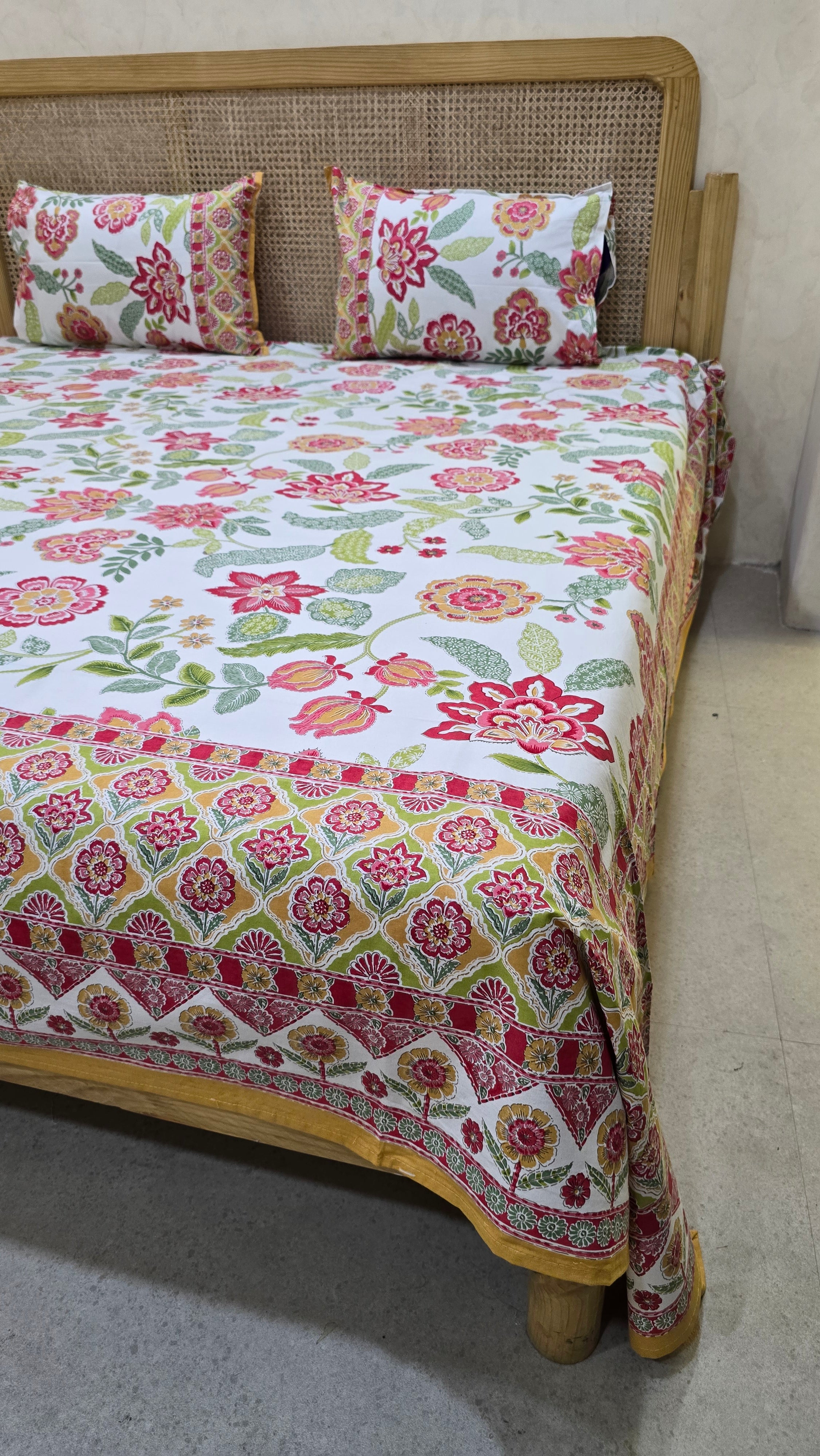 RANGREZ BEDSHEET WITH TWO REVERSIBLE PILLOW COVERS